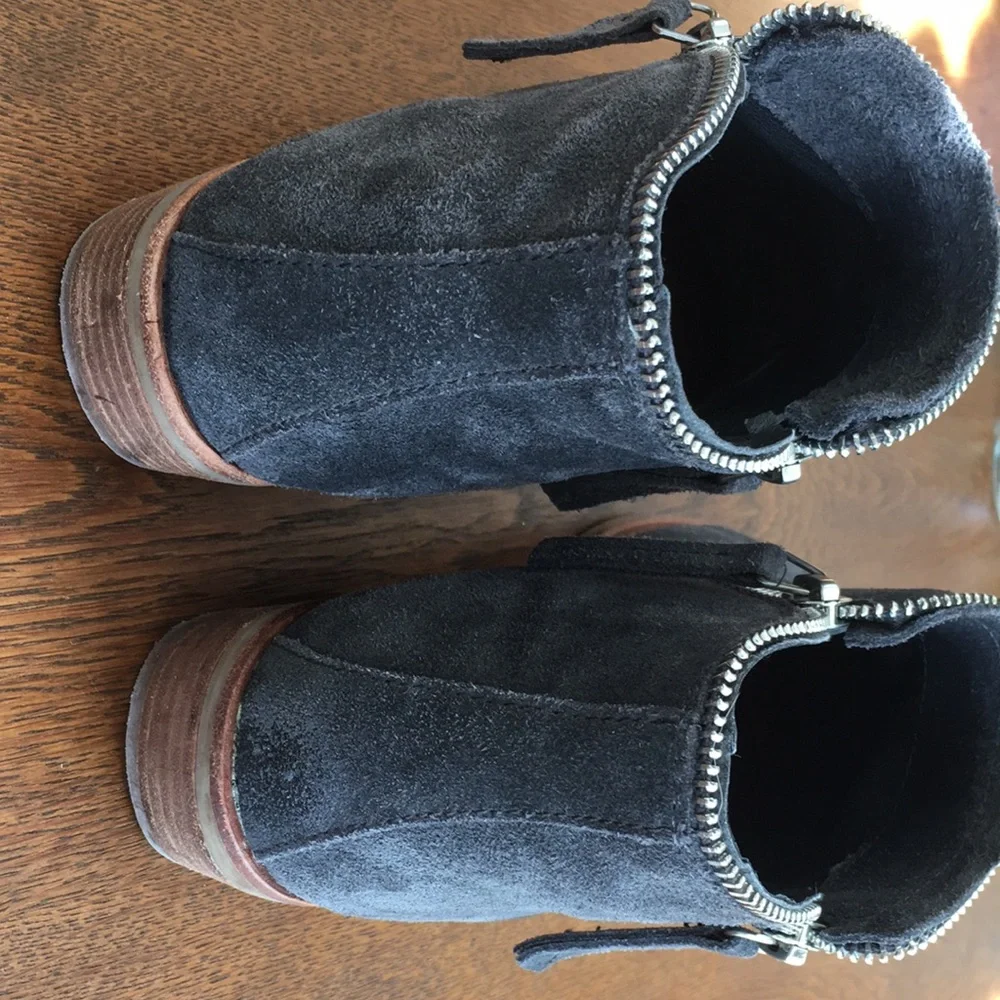 Dolce Vita 8.5 dark gray clever zipper trimmed low wedge ankle boots. - Picture 4 of 6